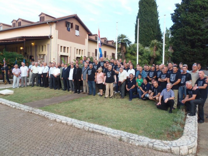 Bakovi pred spomenikom.jpg.crop_display.jpg