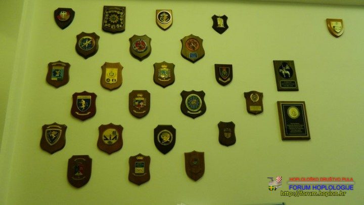 CZ99, kape i oznake 019.JPG